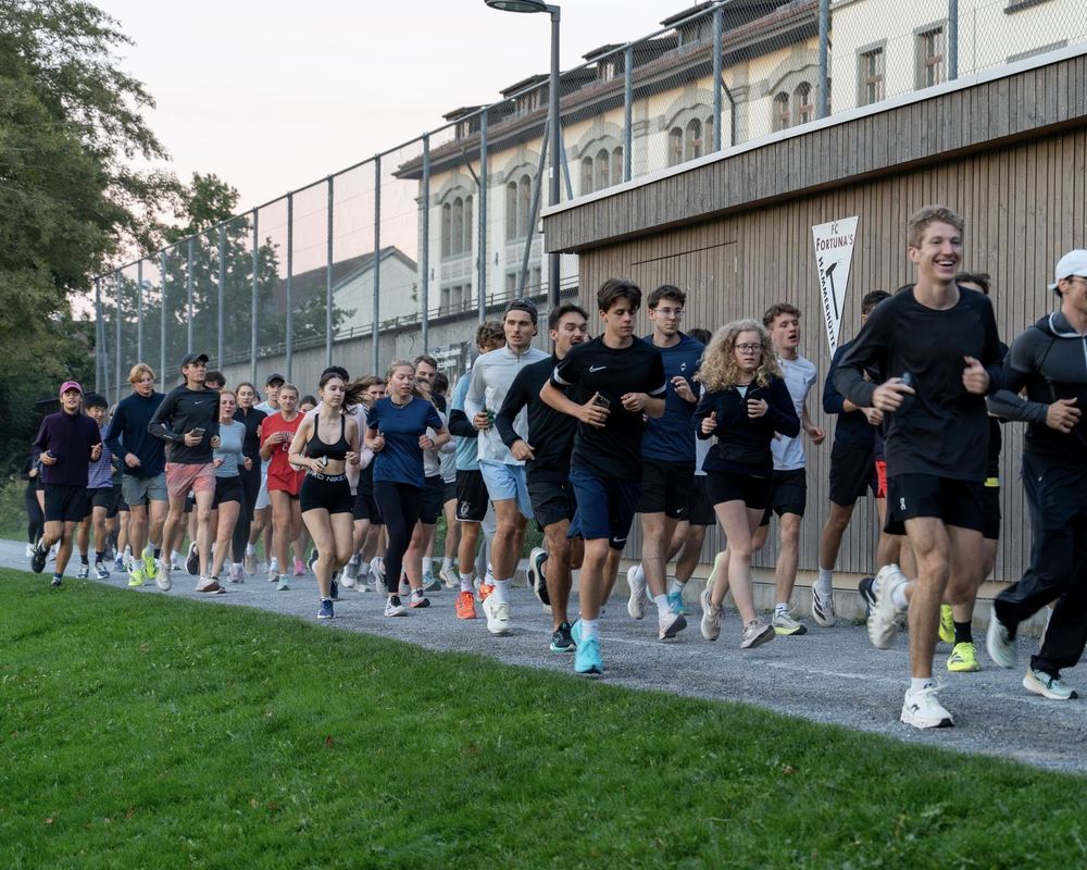 A big group of Momentum runners on an evening run in St.Gallen