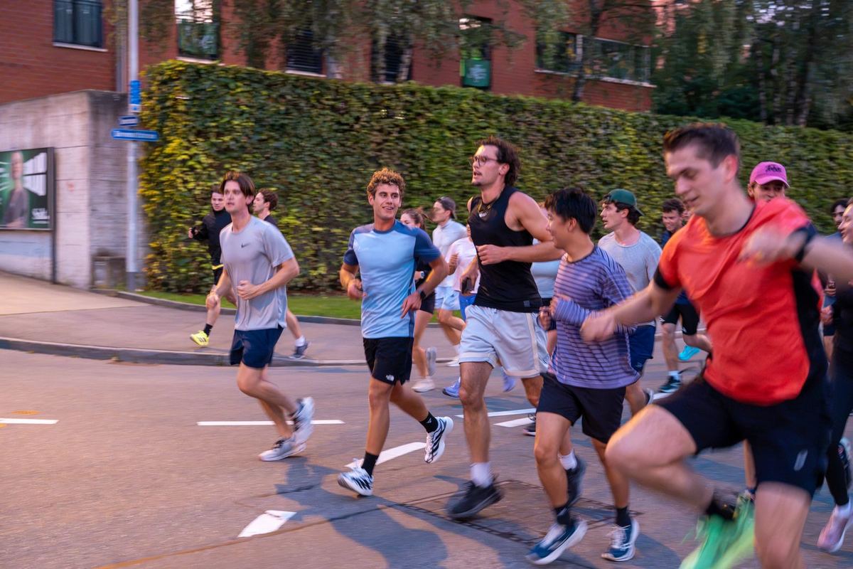A pace group running together through the city