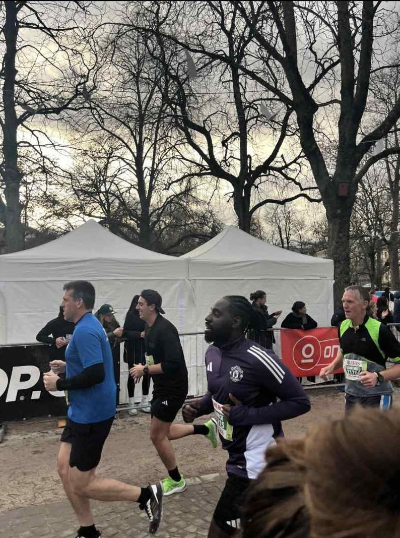 Momentum runners mid-race